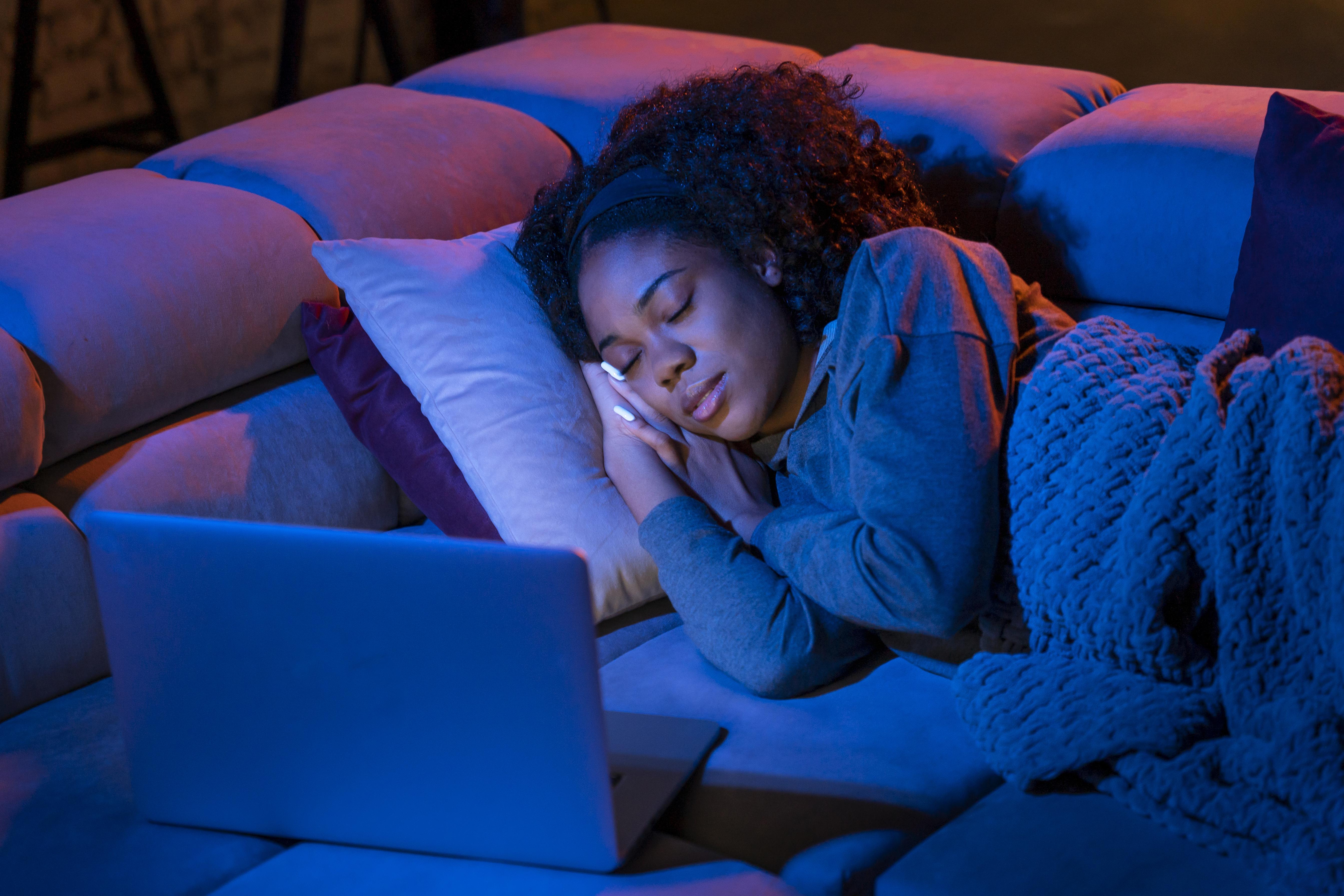 a-guide-to-knowing-how-blue-light-affects-sleep-quality-amber-light